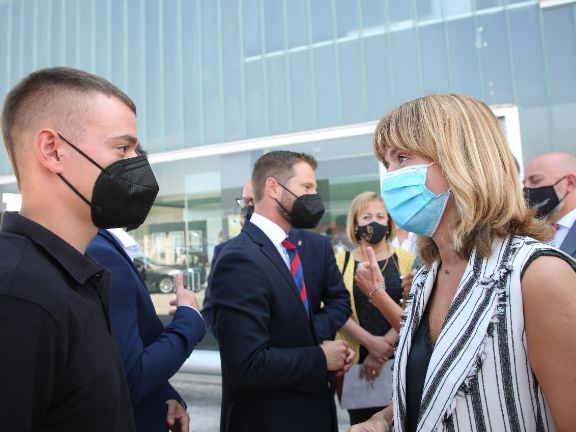 La ministra Pilar Alegría charla con el exalumno y empleado de Gurpea Joel Cosín Martos