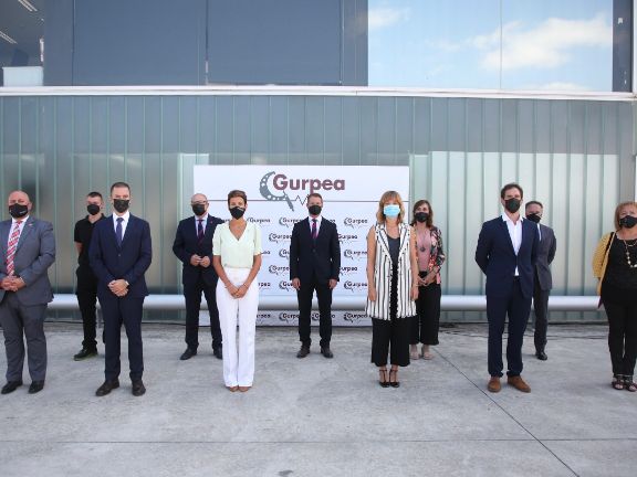 Foto de familia de la visita de la ministra de Educacióny Formación Profesional a la empresa Gurpea