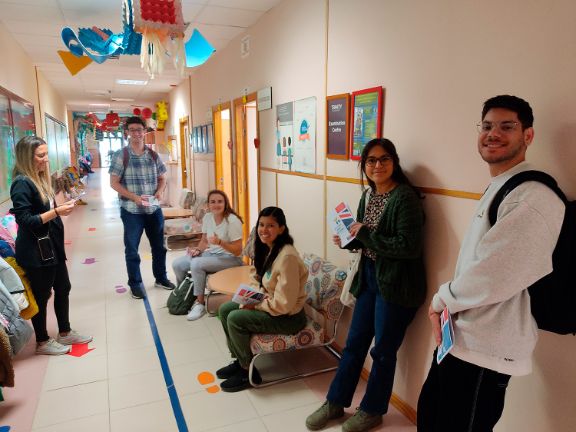 Gregory, Andrea, Collin, Caroline y Cristal en el Colegio Público Bilingüe Infanta Leonor de San Agustín del Guadalix
