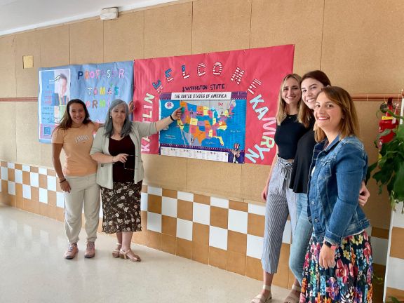 Kaitlin Lindell y Kamryn Bodholt en el IES Profesor Tomás Hormigo de Estepona 