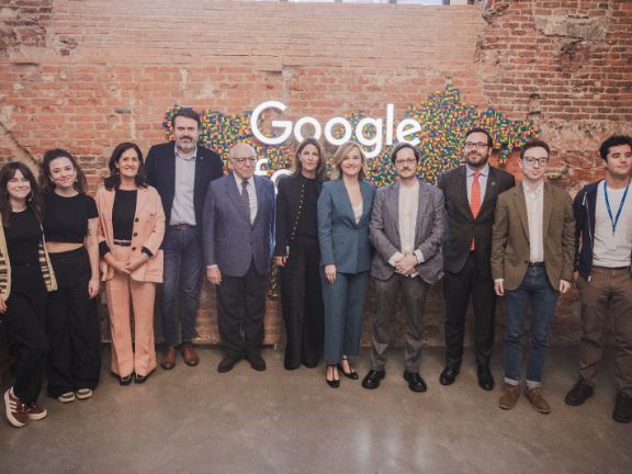 Pilar Alegría apuesta por educar en el pensamiento crítico a los jóvenes frente a la desinformación