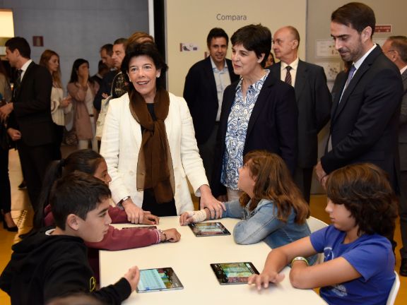 Isabel Celaá con alumnos y alumnas del CEIP Las Cañadas de Tres casas de Segovia 