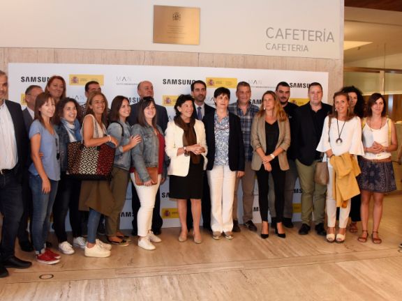 Celaa con profesores y profesoras del CEIP Las Cañadas de Tres casas de Segovia 