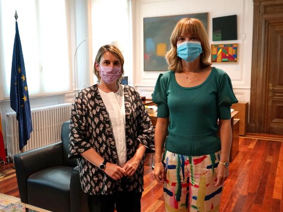 La ministra de Educación y Formación Profesional junto a la presidenta de COFAPA.