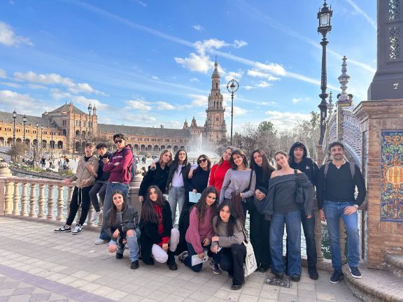 Alumnos de la sección en la Plaza de España