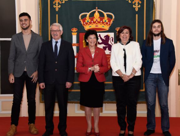 Isabel Celaá y Alejandro Tiana junto a los estudiantes de las olimpiadas de Biología.