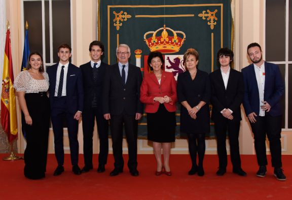 Isabel Celaá y Alejandro Tiana junto a los estudiantes de las olimpiadas de Economía.