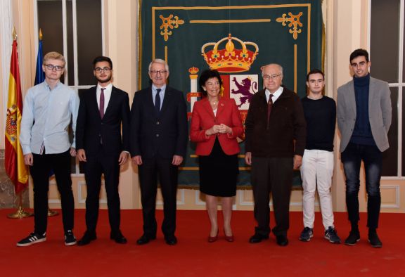 Isabel Celaá y Alejandro Tiana junto a los estudiantes de las olimpiadas de Física.