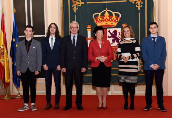 Isabel Celaá y Alejandro Tiana junto a los estudiantes de las olimpiadas de Geología.