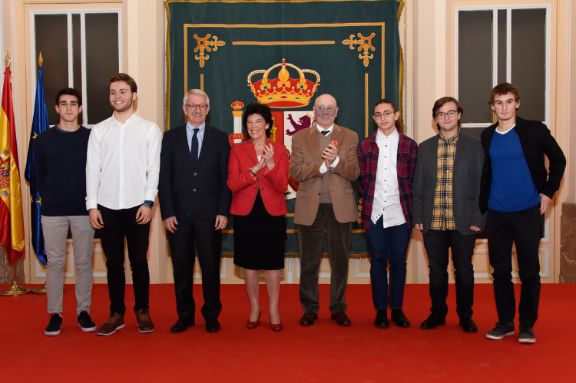Isabel Celaá y Alejandro Tiana junto a los estudiantes de las olimpiadas de Matemáticas.