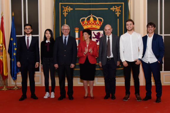 Isabel Celaá y Alejandro Tiana junto a los estudiantes de las olimpiadas de Química.