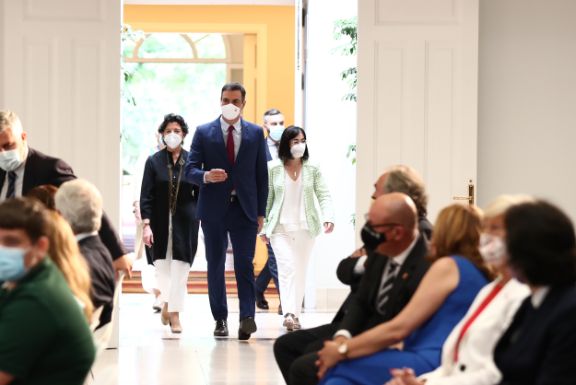Pedro Sánchez, Isabel Celaá y Carolina Darias