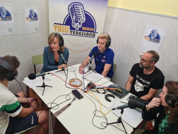 Pilar Alegría participa en el programa de radio del Colegio Santa Teresa de Jesús de Valladolid