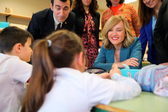 La ministra Pilar Alegía en el CRA Campos Góticos en Medina de Rioseco (Valladolid)