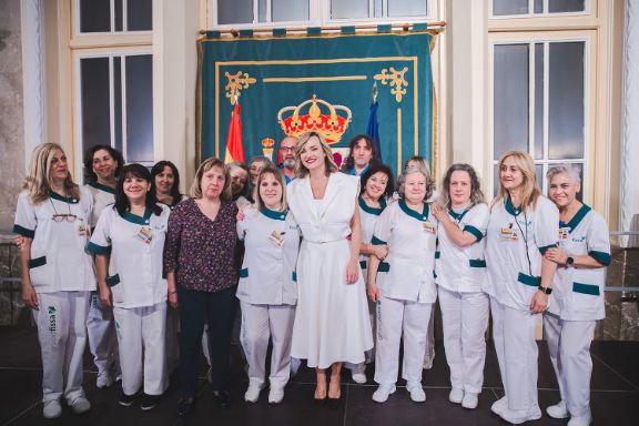 La ministra Pilar Alegría junto a trabajadoras del Ministerio