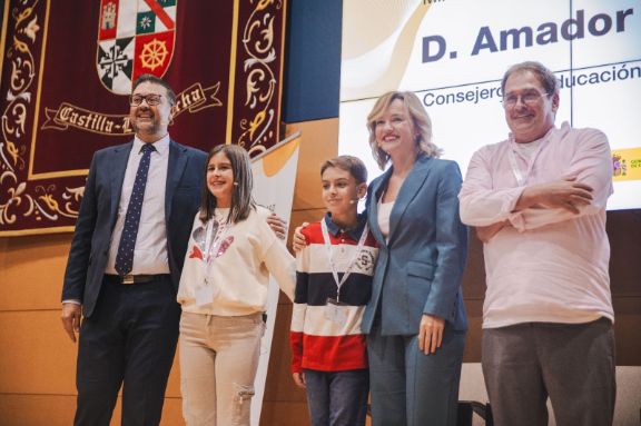 La ministra Pilar Alegría y el consejero Amador Pastor junto con Marco e Inés, alumnos del CEIP San Fernando de Cuenca