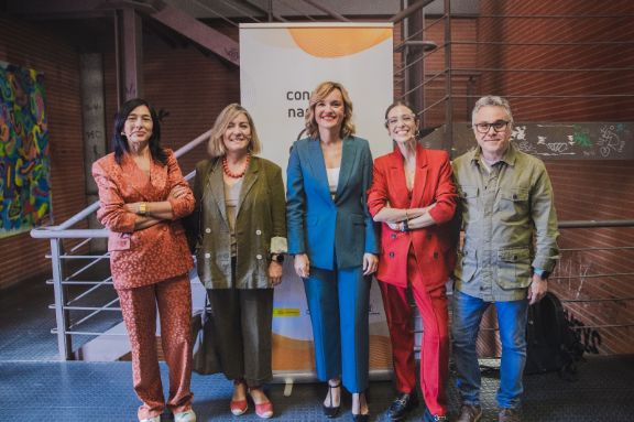 La ministra Pilar Alegría con los periodistas Javier Casal, Mercedes Pascua, Ángela Fernández y Pilar Cisneros