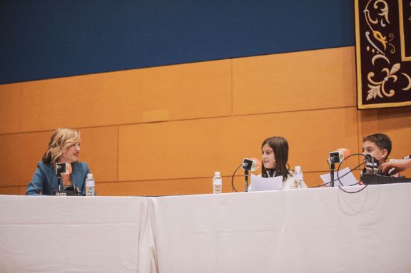 La ministra Pilar Alegría y el consejero Amador Pastor durante la entrevista