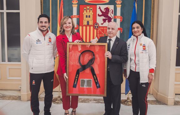 La ministra Pilar Alegría recibe a los medallistas españoles en la Copa del Mundo por naciones de karate