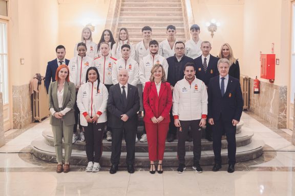 La ministra Pilar Alegría recibe a los medallistas españoles en la Copa del Mundo por naciones de karate