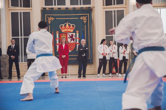 La ministra Pilar Alegría recibe a los medallistas españoles en la Copa del Mundo por naciones de karate