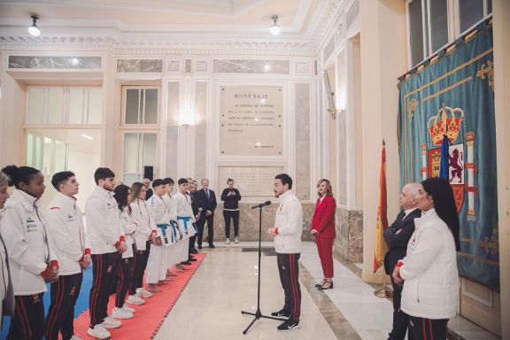 La ministra Pilar Alegría recibe a los medallistas españoles en la Copa del Mundo por naciones de karate