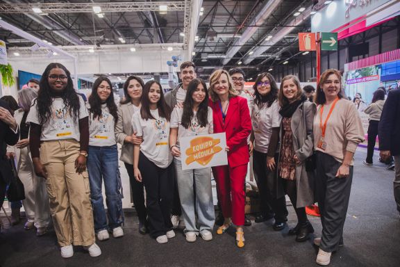 La ministra Pilar Alegría visita la Feria AULA 2025