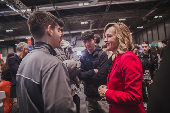 La ministra Pilar Alegría visita la Feria AULA 2025