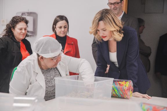 La ministra Pilar Alegría en el Centro Ocupacional de ATADI en Andorra