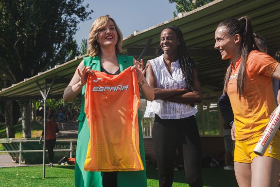 Pilar Alegría felicita a las atletas del 4x400 y 4x100 por sus medallas en los Mundiales de Relevos