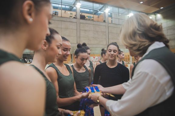 Pilar Alegría acompaña al conjunto de gimnasia rítmica en el inicio de su preparación para el Mundial