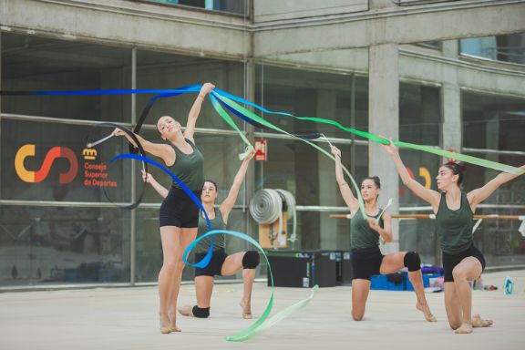 Pilar Alegría acompaña al conjunto de gimnasia rítmica en el inicio de su preparación para el Mundial