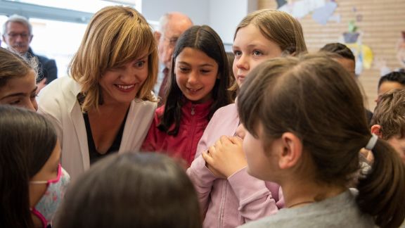 La ministra Pilar Alegría en el CEIP La Estación