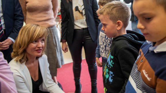 La ministra Pilar Alegría en el CEIP La Estación