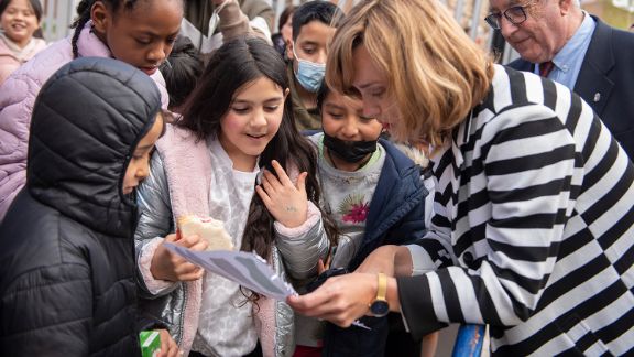 La ministra Pilar Alegría en el CEIP La Estación