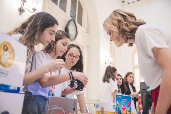 'Feria Niñas en pie de ciencia'