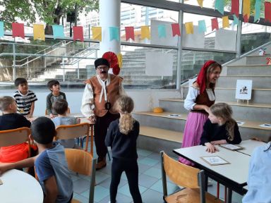Sancho Panza y Dulcinea ayudan a los niños en una de sus actividades