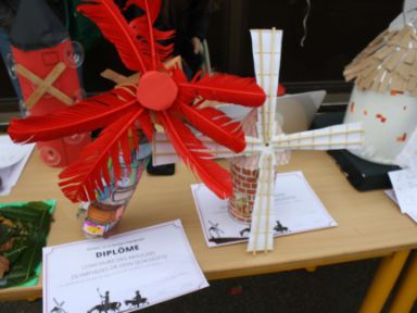 Algunos de los molinos que realizaron los alumnos en Schnapper