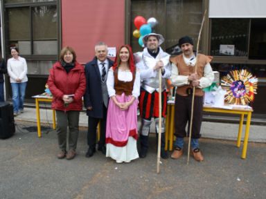Foto de grupo de Dulcinea, Don Quijote y Sancho con el director de la Sección