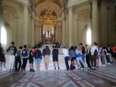 Los alumnos delante de la tumba de Napoleón