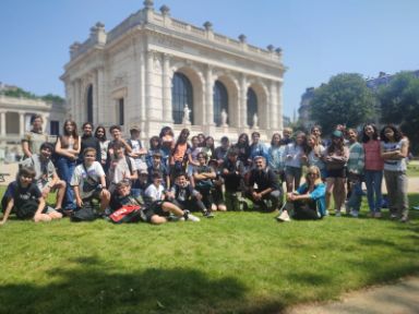 Los alumnos durante el descanso delante del Palais Galliera