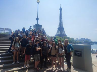 Los alumnos posando delante de la Torre Eiffel