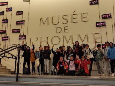 Alumnos posando en el Museo del Hombre