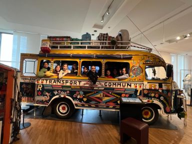Algunos alumnos de 6ème en na de las instalaciones del Museo del Hombre