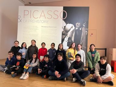 Alumnos posando delante de la exposición de Picasso