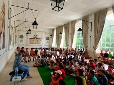 Los alumnos escuchan un cuento en una de las salas del castillo