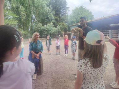 Un momento de descanso en la granja escuchando a la profesora