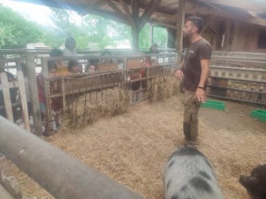 El monitor de la granja durante una de sus charlas