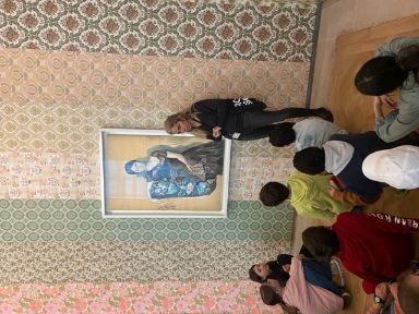 Los alumnos escuchan a la guía delante de un cuadro de Picasso