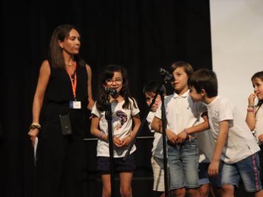 La profesora Sonia Crespo durante la presentación del festival junto con algunos alumnos